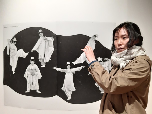 아트선재센터 3층 전시장에 나온 남화연 작가. 전통 춤사위에 근대춤을 접목해 만든 최승희의 창작춤 <에헤야 노아라>의 1930년대 실연 사진 앞에서 설명하고 있다.