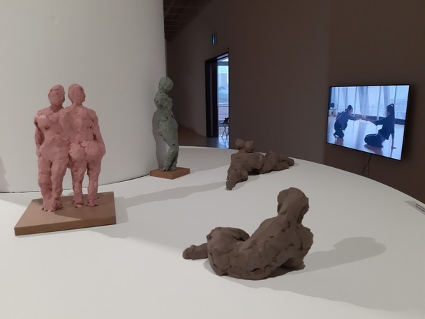 최승희가 1930년대 선보였던 춤 안무 <습작>의 몸짓을 재해석해 빚어낸 남화연 작가의 흙 조형물들. 맞은 편 벽에는 <습작>의 안무를 재현하기 위한 두 춤꾼의 실연 장면이 영상으로 펼쳐지고 있다.