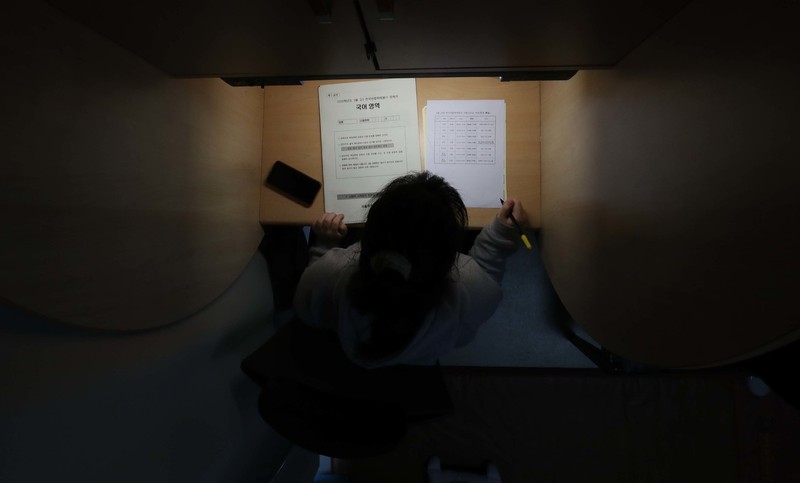 ③이후 조양은 학교 교실이 아닌 자신의 방에서 시험을 치렀다. 조현진 학생은 “최선을 다해 문제를 풀었지만, 집에서 혼자 시험을 치르다 보니 집중하기 힘들었다”고 말했다. 박종식 기자