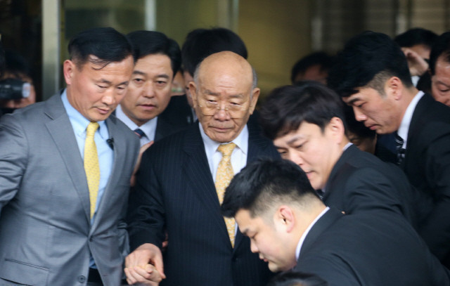 전두환씨가 지난해 3월11일 광주지방법원에서 열린 인정신문을 마친 뒤 법정을 나가고 있다. <한겨레> 자료사진