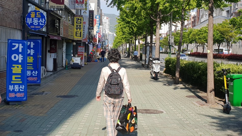 최말자씨가 지난달 30일 부산여성의전화 사무실에서 <한겨레> 인터뷰를 마치고 집으로 돌아가고 있다.