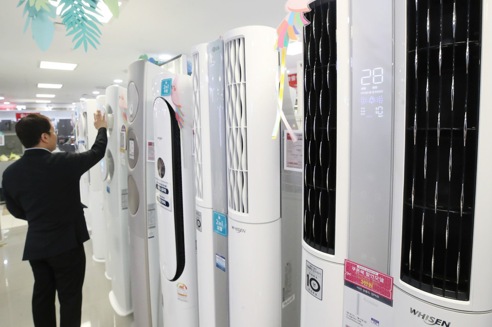 서울 중구 롯데하이마트 서울역점에서 시민이 에어컨을 살펴보고 있다. 연합뉴스