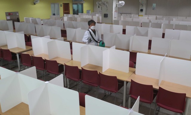 방역업체 직원들이 19일 오후 서울 은평구 은평고등학교 급식실에서 방역작업을 하고 있다. 박종식 기자 anaki@hani.co.kr