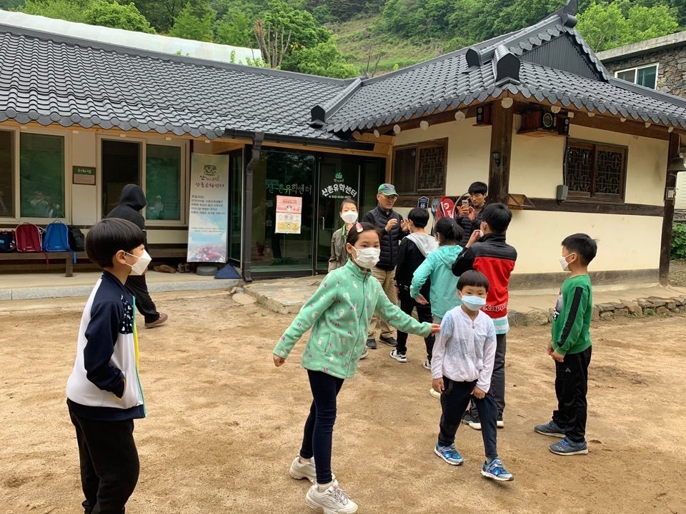 등교에 앞서 발열 검사를 하는 학생들.