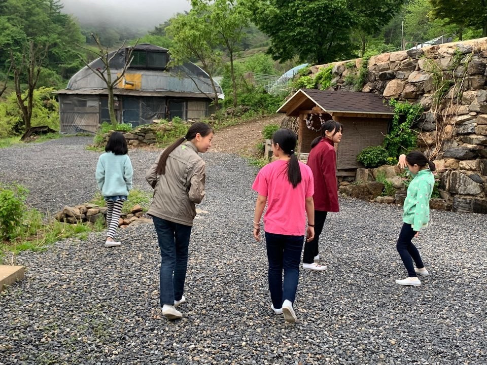 단양 가곡초 보발분교 학생들이 서로의 안부를 묻고 있다.