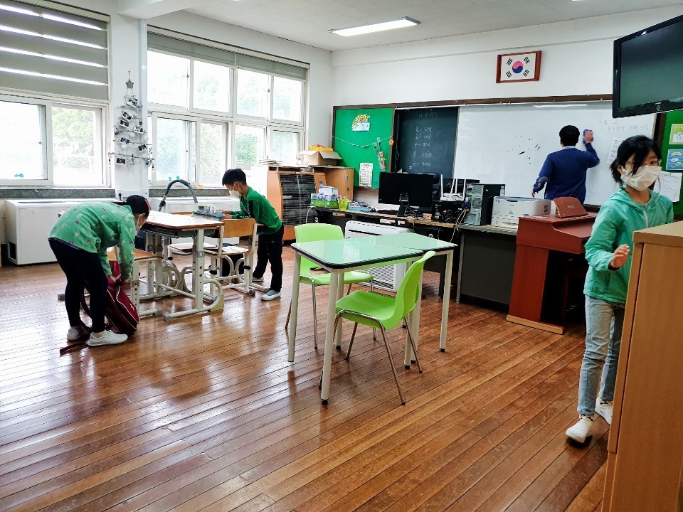 80일만에 등교한 가곡초 보발분교 학생들이 책상 거리 두기를 하고 있다.