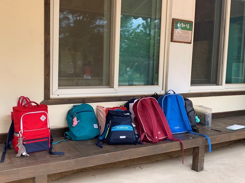 공동체 마을 산위의 마을 마루에 놓인 단양 가곡초 보발분교 학생들의 책가방.