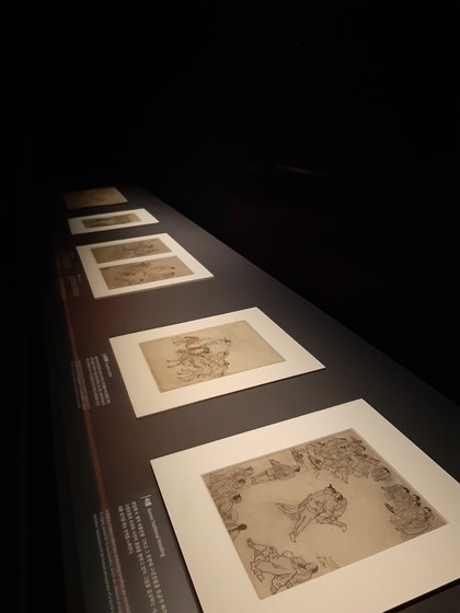 지난 6일부터 서울 용산 국립중앙박물관 상설관 2층 서화실에서 선보이고 있는 <단원 풍속도첩>(국가보물)의 그림들. 가장 유명한 작품인 <씨름>이 앞머리에 보인다. 전시장에서는 <씨름> 외에 <무동> <논갈이> <활쏘기> <노중 풍경> <베짜기> <그림 감상>을 구경할 수 있다.