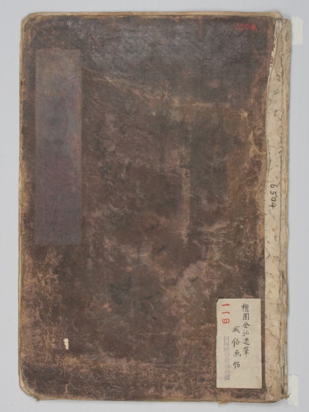 국립중앙박물관에 소장된 ‘단원 풍속도첩’의 옛 표지.  유물번호(114번)을 표기하고 ‘단원 김홍도 필 풍속화첩  조선총독부박물관’이란 명칭과 소장처를 함께 적은 표찰이 표지 아래 오른쪽에 붙어있다. 풍속도첩은 1918년 조선총독부박물관이 조한준으로부터 구입했을 당시엔 그림 27점이 들어있었으나 1957년 화첩의 앞 뒤에 있었던 <군선도> 2점을 별도의 족자로 떼내면서 현재는 25점으로 구성되어 있다.