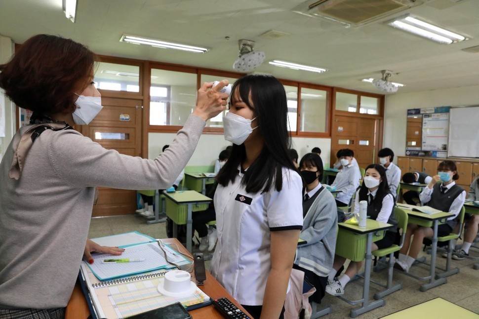 5월20일 등교한 경기도 오산시 청학로 오산고등학교 3학년 학생들이 4교시 수업에 앞서 발열 확인을 하고 있다. 방역 지침에 따라 등교 때와 수업 도중, 하루 두 차례 체온을 재야 한다. <한겨레> 자료 사진