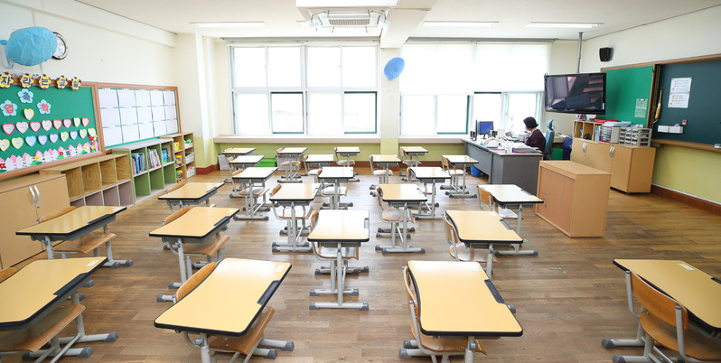 유치원과 초등학교 1∼2학년, 중학교 3학년, 고등학교 2학년의 등교를 하루 앞둔 26일 오전 서울 양천구 계남초등학교 1학년 교실에서 선생님이 학생들 자기소개를 위해 학생들 이름이 적힌 PPT를 준비하고 있다. 연합뉴스