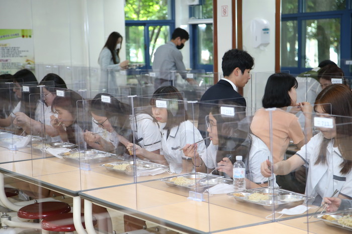 27일 낮 순천시 해룡면 금당중학교 급식실의 점심시간. 전남도교육청 제공