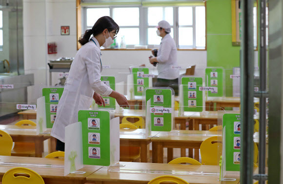 유치원 등원을 하루 앞둔 지난 26일 오후 충남 아산 배방유치원에서 시설 관계자가 급식실 칸막이를 점검하고 있다. 연합뉴스