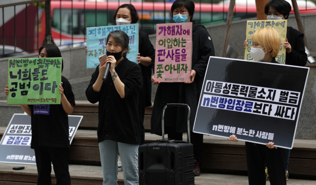 n번방에 분노하는 사람들 소속 회원들이 17일 오후 서울 강남구 강남역 9번출구와 10번 출구 사이에서 강남역부터 n번방까지 성폭력 규탄 이어말하기를 하고 있다. 이종근 기자 root2@hani.co.kr