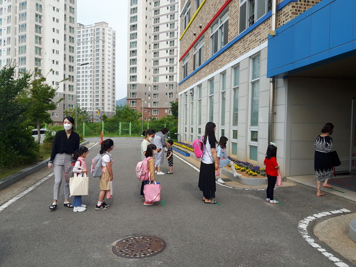27일 아침 여수 웅천초등학교에서 학생들이 발열검사를 위해 교실 앞에 줄을 서서 기다리고 있다. 전남도교육청 제공