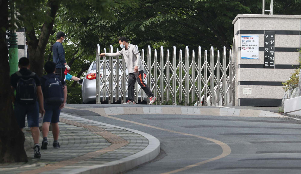 2차 등교 개학 첫날인 27일 대구 수성구 오성고등학교에서 고3 학생 1명이 신종 코로나바이러스 감염증(코로나19) 양성 판정을 받은 가운데 이날 오전 오성고등학교의 출입이 통제되고 있다. 대구/연합뉴스