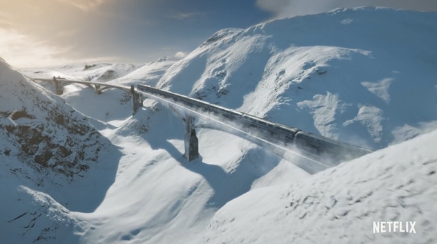 넷플릭스에서 선보인 드라마 <설국열차>는 봉준호 감독의 동명 영화(2013년)와는 달리 형사가 주인공인 수사물을 가미했다. 그래서 자본주의 계급사회에 대한 비판의식이 약해졌다는 평가가 나오는 등 호불호가 갈린다. 넷플릭스 제공