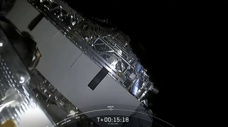 발사 15분 뒤 우주공간에 배치되고 있는 스타링크 위성. 웹방송 갈무리