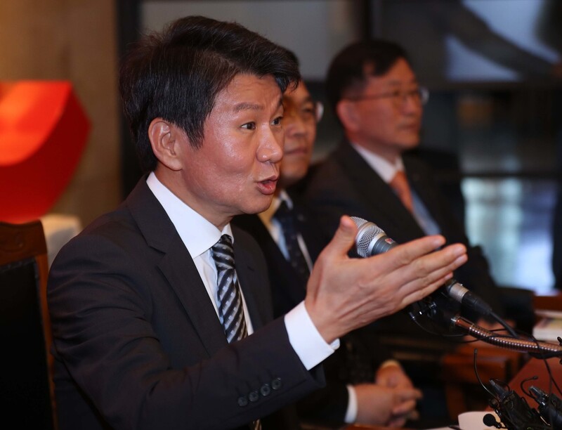 정몽규 현대산업개발 회장이 지난해 11월12일 오후 서울 용산구 현대산업개발 본사 대회의실에서 아시아나 항공 인수 우선협상대상자 선정 관련 입장 발표를 하고 있다. <한겨레> 자료사진