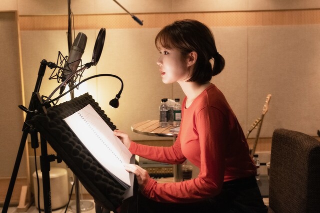 오디오 시네마 <그대 곁에 잠들다>를 녹음하고 있는 배우 유인나. 네이버 제공