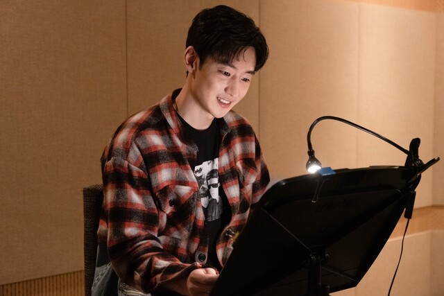 오디오 시네마 <그대 곁에 잠들다>를 녹음하고 있는 배우 이제훈. 네이버 제공