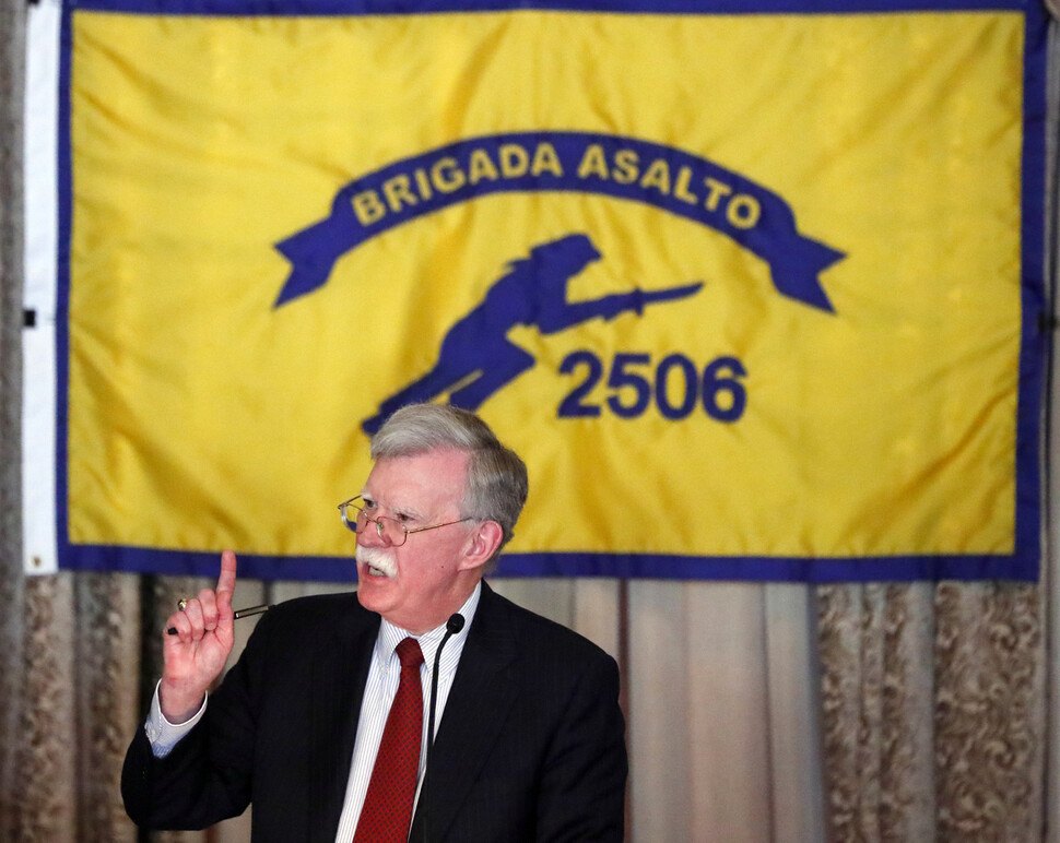 존 볼턴 미국 백악관 국가안보회의(NSC) 보좌관이 지난해 4월17일(현지시각) 플로리다주 코럴 게이블스에서 연설하는 모습. 볼턴 보좌관은 이날 <블룸버그> 인터뷰에서 미국이 3차 북-미 정상회담에 앞서 북한으로부터 무엇을 보기를 원하는지에 대한 질문을 받고 “북한이 핵무기를 포기하기 위한 ‘전략적 결정'을 했다”는 진정한 징후라고 생각한다”고 답했다. AP 연합뉴스