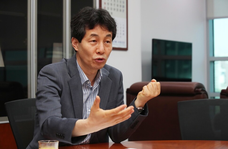 윤건영 더불어민주당 의원이 지난 22일 서울 여의도 국회 의원회관 사무실에서 <한겨레>와 인터뷰하고 있다. 백소아 기자 thanks@hani.co.kr