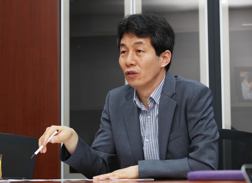 윤건영 더불어민주당 의원이 지난 22일 오전 서울 여의도 국회의사당 의원실에서 <한겨레>와 인터뷰를 하고 있다. 백소아 기자 thanks@hani.co.kr