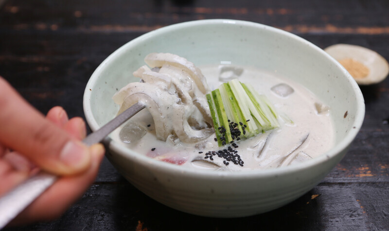 ‘우무묵 콩국수’. 조리법은 ‘꽃, 밥에피다’ 송정은 전무가 알려줬다. 박미향 기자