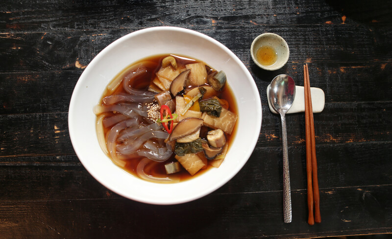 장김치 물에 우무묵을 넣어 만든 ‘우무묵 장국수’. 조리법은 ‘꽃, 밥에피다’ 송정은 전무가 알려줬다. 박미향 기자