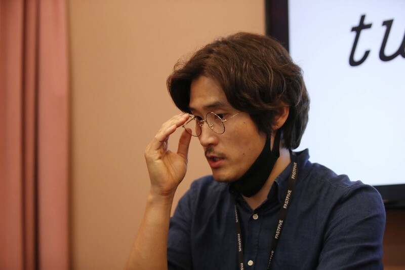 공유오피스에 별도로 마련된 회의실에서 <한겨레>와 인터뷰를 하고 있는 염 대표. 백소아 기자 thanks@hani.co.kr