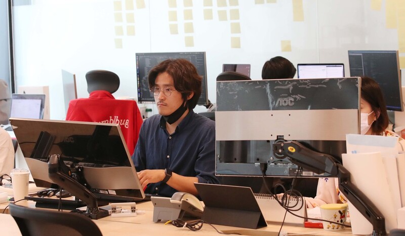 염 대표가 1일 오후 텀블벅 사무실에서 일을 하고 있다. 백소아 기자 thanks@hani.co.kr