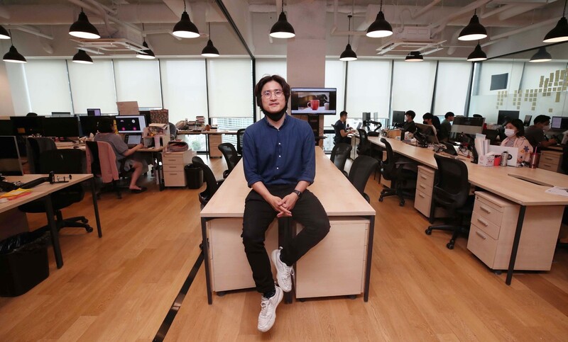크라우드 펀딩 플랫폼 텀블벅 염재승 대표가 1일 오후 서울 을지로 패스트파이브에 자리잡은 텀블벅 사무실에서 <한겨레>와 인터뷰를 하고 있다. 공유오피스를 쓰기 때문에 대표사무실을 가지고 있지 않다. 백소아 기자 thanks@hani.co.kr