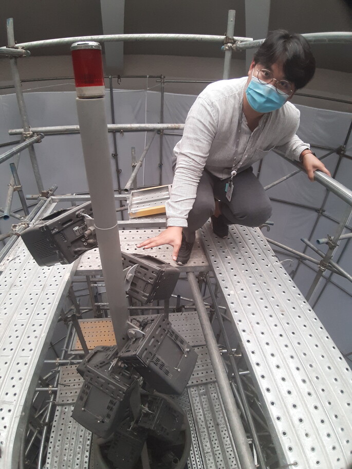 작은 모니터들이 금속제 기둥에 대롱대롱 매달린 <다다익선>의 꼭대기 부분. 언론에 처음 공개된 모습이다. 발판을 딛고 올라온 미디어보존 전담 연구원인 권인철 학예사가 모니터의 먼지 오염 상태 등에 관해 이야기하고 있다. 맨 위에 빨간빛 램프등이 붙어 있다.