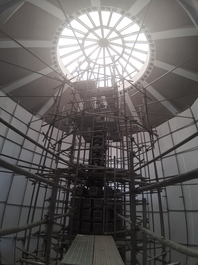 1200여개의 비계 부재를 대고 보존 수리 작업에 들어간 <다다익선>의 최근 모습. 투명 천장과 마주 보는 상륜부 모습이다.