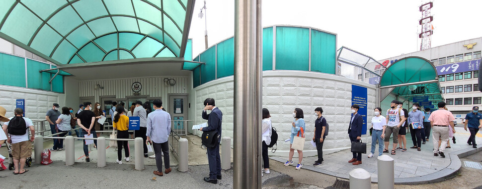 20일 낮 서울 종로구 주한미국대사관 앞에 비자 인터뷰를 하기 위해 시민들이 길게 줄을 서고 있다. 백소아 기자