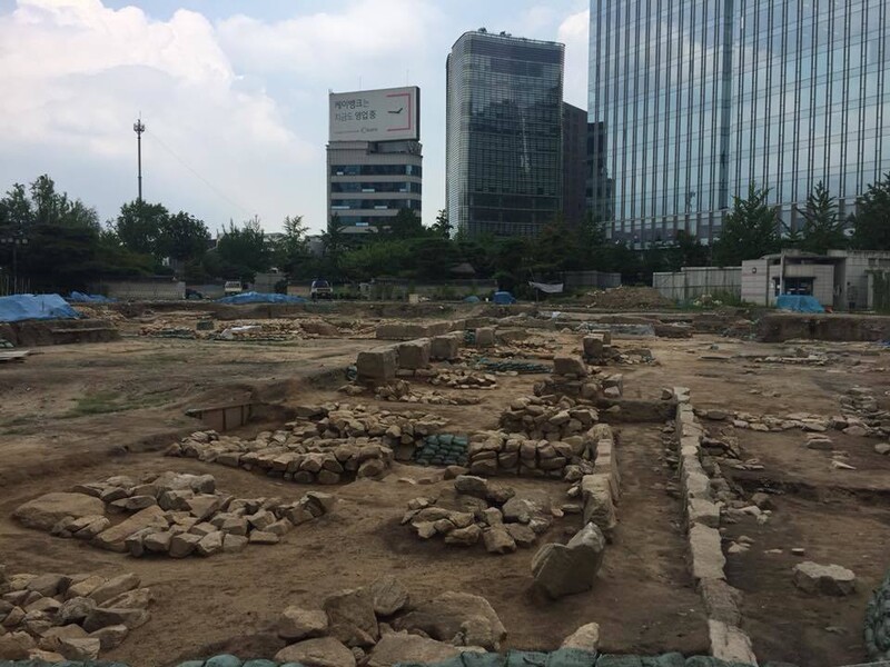 광화문 빌딩 숲 사이 의정부 터에서 발굴 작업이 진행 중이다. 서울시 제공