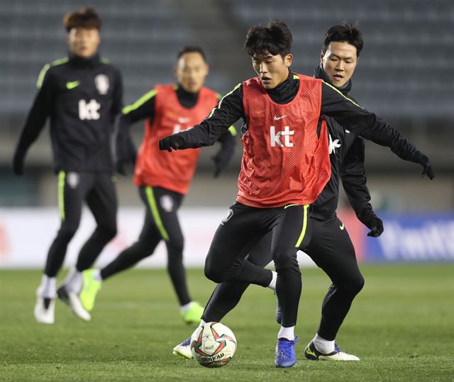 14일 오후 울산종합운동장에서 열린 축구 국가대표팀 훈련에서 나상호가 김영권의 수비를 받고 있다. 울산=연합뉴스