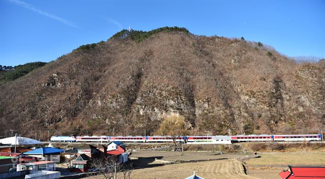 무궁화호 열차가 하고사리역을 통과하고 있다.