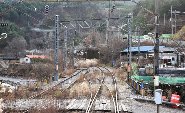 나한정역 주변 낡고 오래된 풍경들. 스위치백트레인은 이곳에서 다시 한번 방향을 바꾼다.