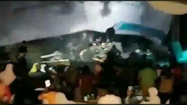 2일(현지시간) 오후 거대한 파도가 인도네시아 자바섬의 한 리조트에서 열린 록 밴드 공연장을 덮치고 있다.  트위터 '@naigool' 캡처.