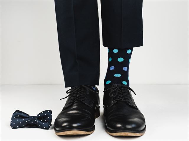 검은 정장 등 무채색의 단정한 옷차림에 화려한 패턴의 양말을 매치하면 활기를 줄 수 있다. 게티이미지뱅크