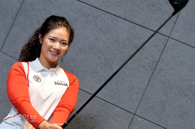 올해 미국여자프로골프 투어에 데뷔하는 전영인이 지난달 28일 서울 강남구 브라보앤뉴 사옥에서 밝게 웃고 있다. 김혜윤 인턴기자
