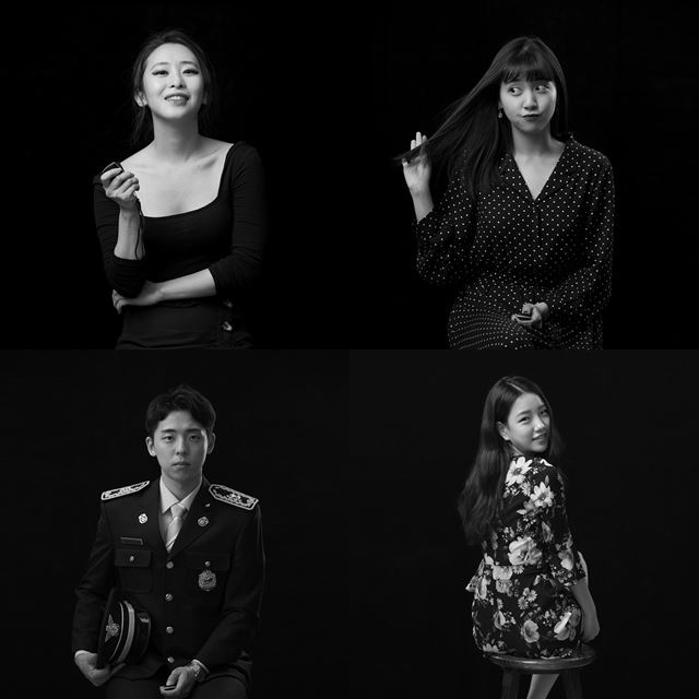 사진사 없이 사진관에 설치된 카메라 앞에서 고객들이 자유롭게 사진을 촬영하고 있다. 손에 쥔 리모컨 스위치를 이용해 자신이 원할 때 셔터를 누를 수 있다. 스튜디오꽃일다 제공