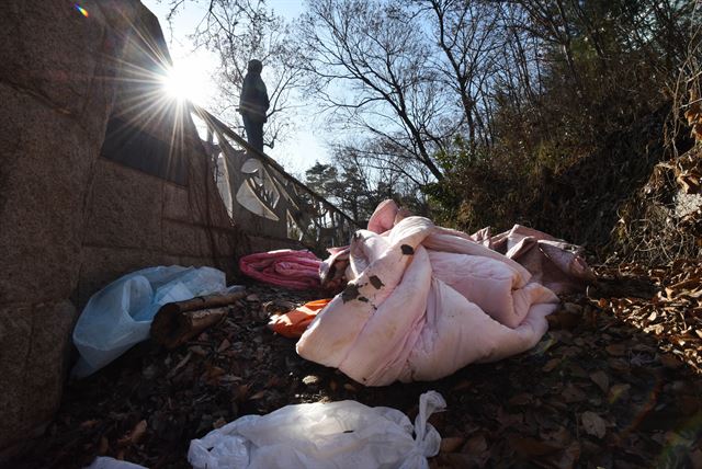 [관리 부실] 서울 장충단공원 내 이준 열사의 동상 주변에 이불 등 각종 쓰레기가 방치돼 있다.