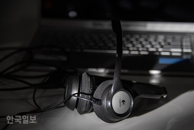 스팸 전화를 건다. 그래서 미안한 마음에 고객의 욕설과 무시를 참아 넘기고 속으로만 울어야 한다. 상품 영업을 위해 매일 300통 이상 전화를 걸어야 하는 아웃바운더 텔레마케터의 삶은 스산하기 짝이 없다. 류효진 기자