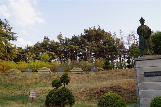 경기 이천시 모가면 어농성지에 위치한 순교자 묘역과 주문모 신부의 동상. 천주교 서울대교구 제공