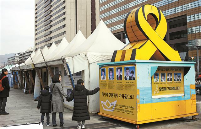 6일 서울 중구 광화문광장에서 시민들이 세월호 참사 희생자 추모 시설물을 살펴보고 있다. 연합뉴스