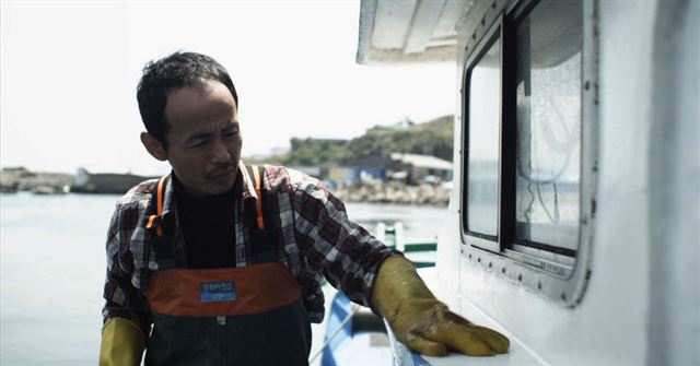 영화 포항의 한 장면. 바다에서 어선사고로 아버지와 아들을 잃은 주인공이 아버지의 배를 닦고 있다. 모현신 감독 제공