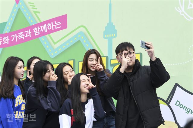 16일 남산 백범광장에서 열린 제481회 한국일보 거북이마라톤에서 시민들이 2018 미스코리아들과 기념촬영을 하고 있다. 이한호 기자